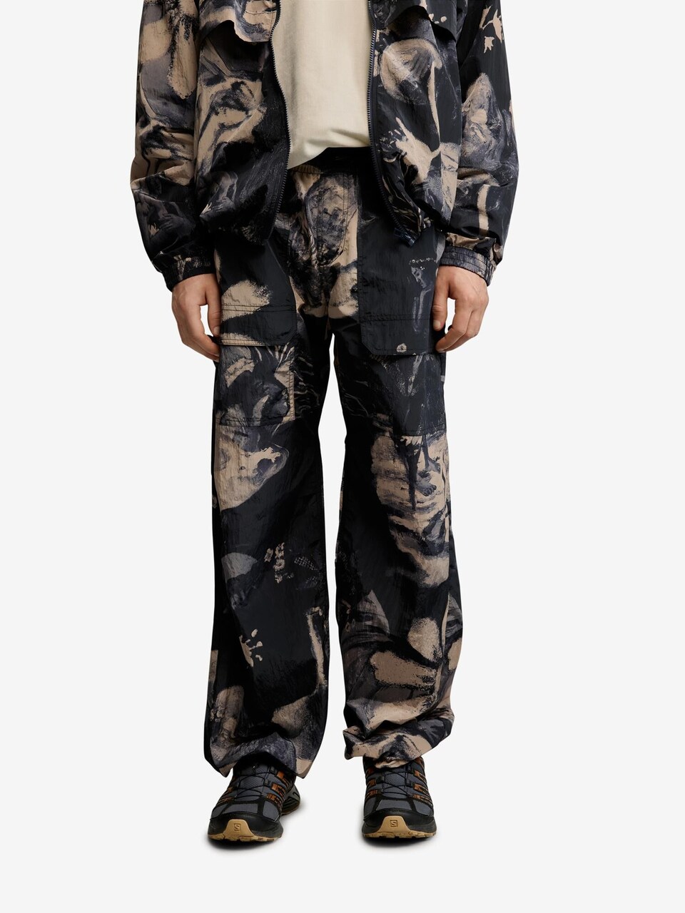 Largi Pantaloni de la Desigual pe negru: față