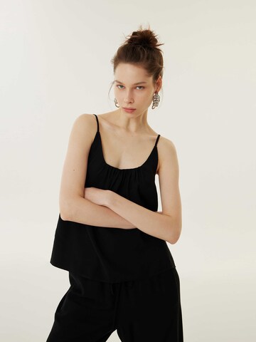 Twist Blouse in Black: front