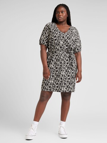 Robe 'VMCPage' Vero Moda Curve en noir : devant