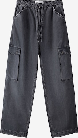 Bershka Loose fit Cargo trousers in Grey: front