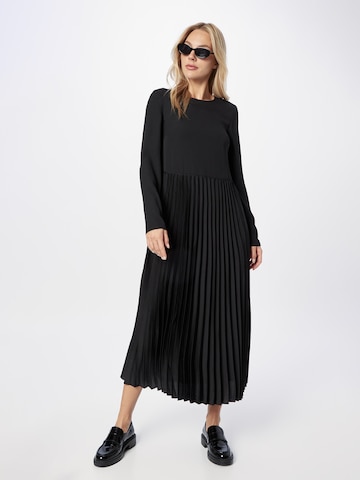 Rochie de la Warehouse pe negru: față