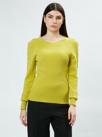Pull-over Influencer en jaune : devant