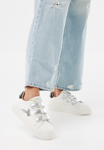 BRITISH KNIGHTS - Zapatillas deportivas bajas 'BLISS VELCRO' en blanco: frente
