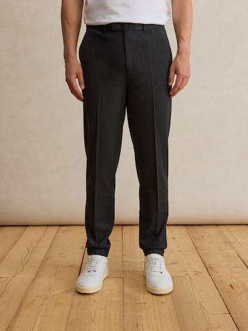 DAN FOX APPAREL Loosefit Παντελόνι με τσάκιση 'Alper' σε γκρι: μπροστά