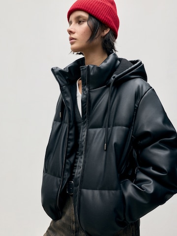 Geacă de primăvară-toamnă de la Pull&Bear pe negru: față