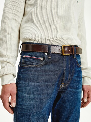 TOMMY HILFIGER Riem in Bruin: voorkant