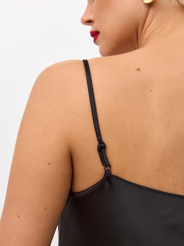 Robe 'Below the knee satin slip dress 'Grace'' Serena Silueta en noir