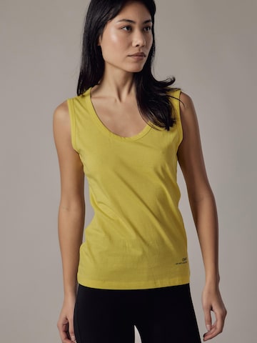 Maglietta 'Canotta Spalla Larga' di OWN Off With Nature in giallo