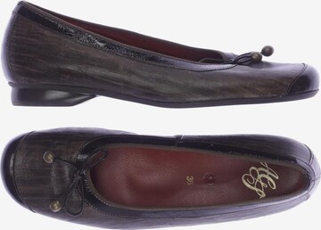 Atelier Goldner Schnitt Flats & Loafers in 38 in Brown: front