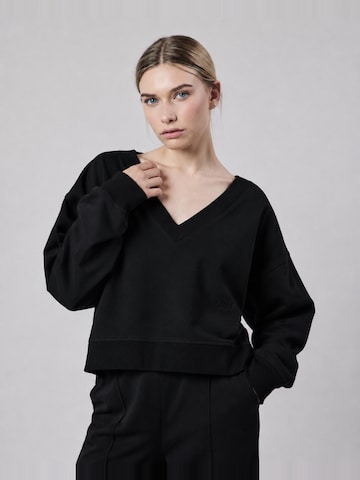 OWN Off With NatureSweater majica 'Felpa Scollo a V Loose Fit in Interlock Black' - crna boja: prednji dio