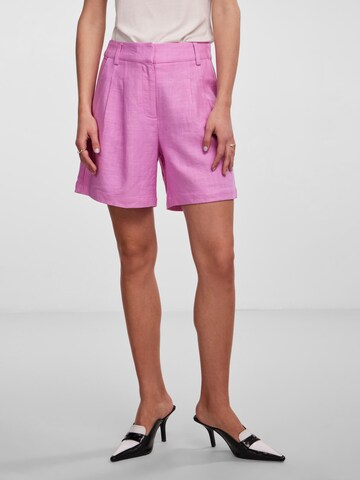 Loosefit Pantaloni con pieghe 'Isma' di Y.A.S in rosa: frontale