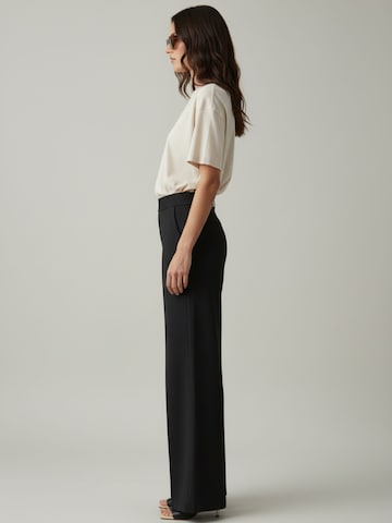 WEARABLE STORIES Wide leg Bandplooibroek 'Saar' in Zwart