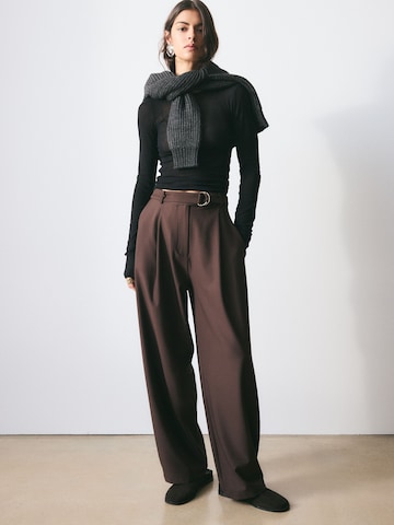 Wide leg Pantaloni con pieghe di Bhoem in marrone