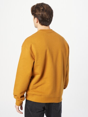 LEVI'S ® Sweatshirt 'Relaxed Baby Tab Crew' in Braun