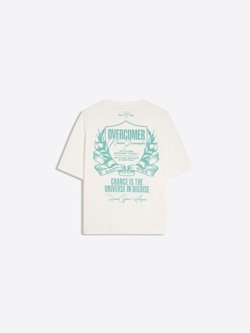 Tricou de la Bershka pe alb