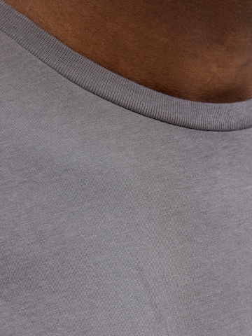 Jack & Jones Plus - Camiseta 'JJJAXON' en gris