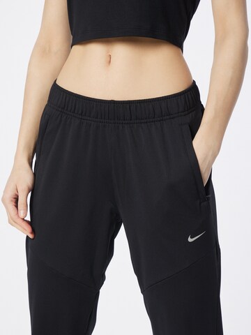 NIKE Tapered Sporthose in Schwarz