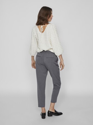 Slimfit Pantaloni con pieghe 'Varone' di VILA in grigio
