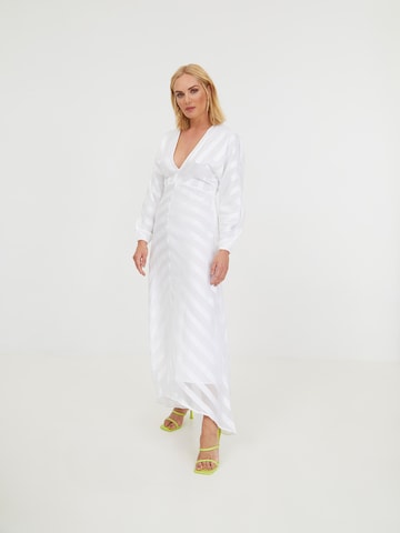 Robe 'PAMELA' ABOUT YOU x Iconic by Tatiana Kucharova en blanc