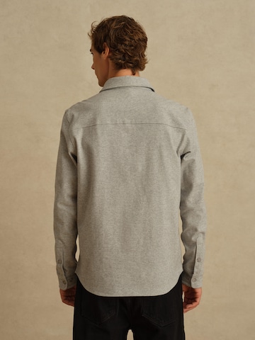 DAN FOX APPAREL - Ajuste regular Camisa 'Eddi' en gris