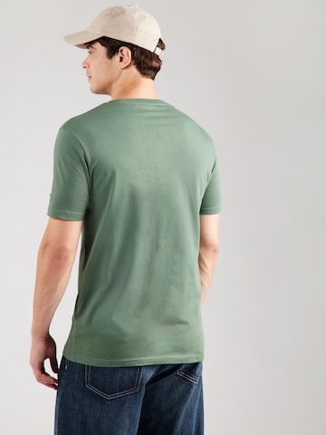 Tricou de la Lyle & Scott pe verde: spate