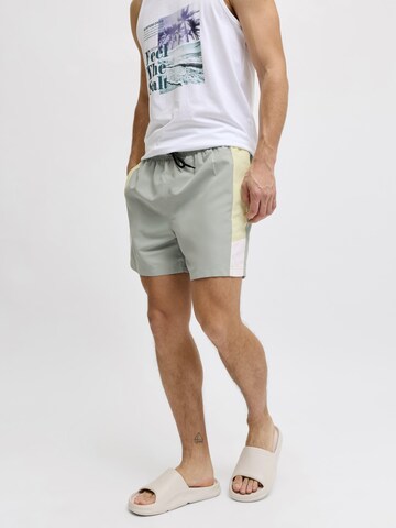 Shorts de bain 'JREBBENJAMIN' JJ Rebel en gris