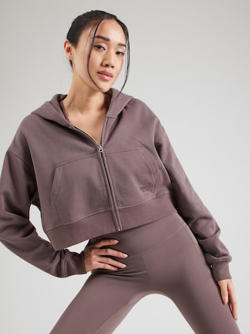 ICANIWILL Спортна жилетка с качулка 'Essence' в кафяво: отпред