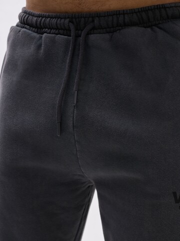 Effilé Pantalon V!BE STUD!OS en noir