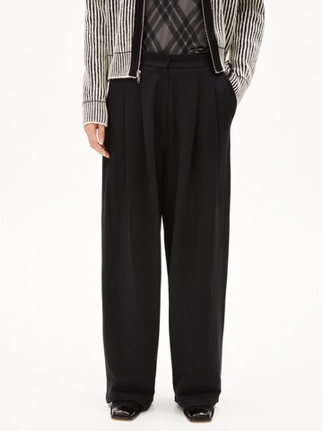 ARMEDANGELS Loosefit Stoffhose ' LOU WIDELEG ' in Schwarz: Vorderseite