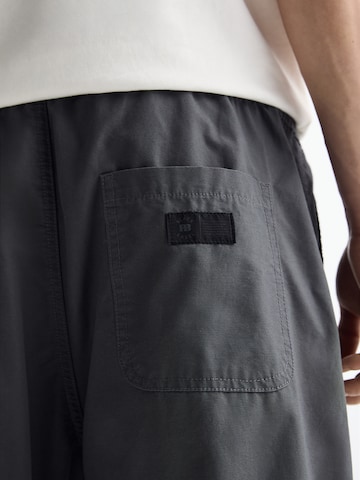 regular Pantaloni di Pull&Bear in grigio