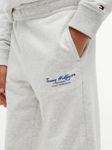 TOMMY HILFIGER Szabványos Nadrág 'ESSENTIAL' - szürke: elől
