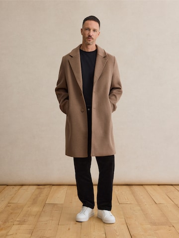 DAN FOX APPAREL Płaszcz przejściowy 'Frederik' w kolorze brązowy