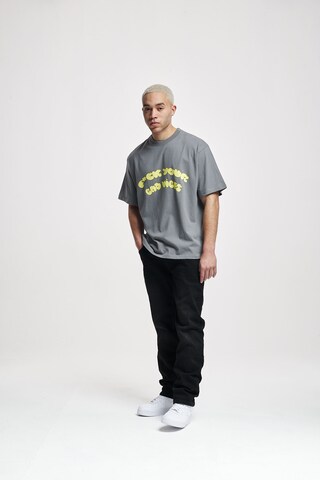 Tricou 'Vibes' de la 2Y Studios pe gri