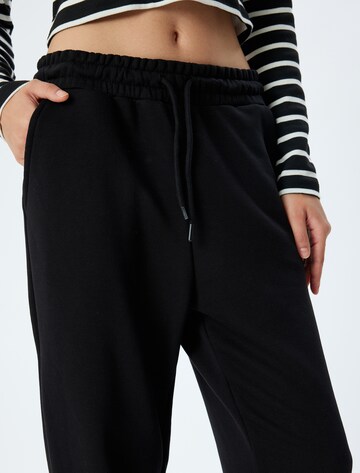 Koton Tapered Broek in Zwart