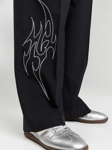 WEEKDAY Свободный крой Брюки со складками в Черный