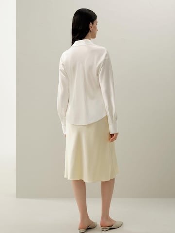 Lilysilk Blouse 'LILYSILK Seidenhemd im Schrägschnitt' in Wit