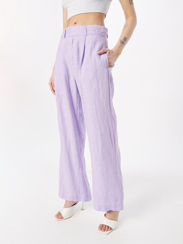 Gina Tricot - Loosefit Calças com pregas 'Denise' em roxo: frente