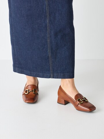 Tamaris Pumps in Brown: front
