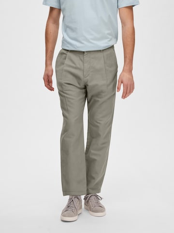 SELECTED HOMME Regular Pleat-Front Pants 'Jones' in Green: front