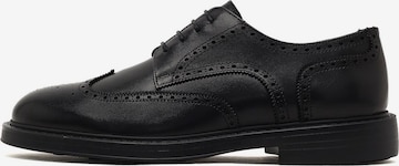 Chaussure à lacets Derimod en noir : devant