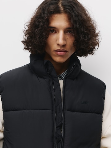 Vestă de la Pull&Bear pe negru