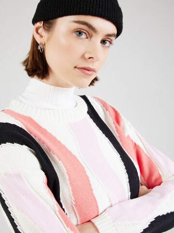 Pull-over 'OMA' b.young en blanc