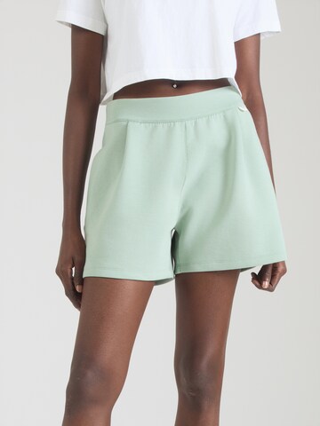 Regular Pantaloni sport 'Nike 24.7 ImpossiblySoft' de la NIKE pe verde: față