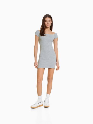 Rochie de la Bershka pe gri