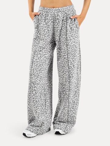 Smilodox Loose fit Trousers in Grey: front