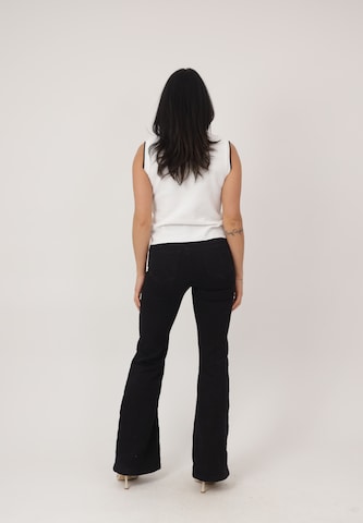 Elara Strikvest i hvid