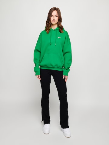 Sweat-shirt 'STRONG' UNFOLLOWED x ABOUT YOU en vert