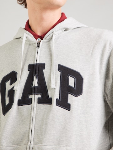GAP Sweatjacka 'HERITAGE' i grå