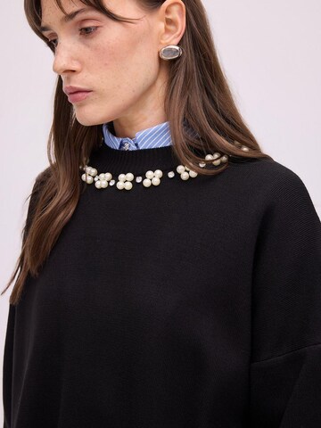 Touché Privé Pullover 'Sweater With Pearl Collar' i sort