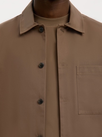 Coupe regular Chemise SELECTED en marron